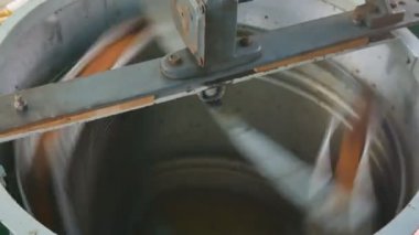 Balı hücrelerden döndüren elle santrifüj cihazı. Sökücü, balı hücrelerden çıkarıp bir tanka çeviren bir aygıttır.