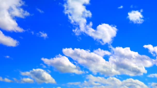 Time lapse clip de nuages blancs pelucheux sur le ciel bleu. — Video