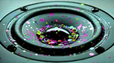 Glitter renkler hoparlör parçası bir gökkuşağı patlayan. Müzik döngü arka plan.
