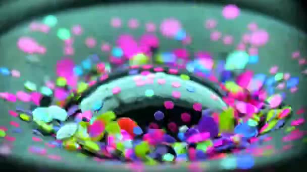 Glitter εκρήγνυται σε ένα ουράνιο τόξο των χρωμάτων μέρος του ηχείου. Μουσική υπόκρουση βρόχο. — Αρχείο Βίντεο