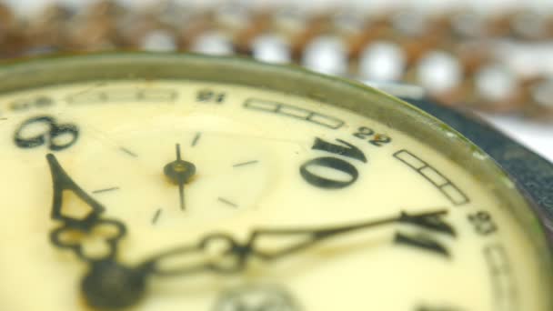 Orologio da tasca vintage. Orologio antico quadrante primo piano. Macro primo piano orologio d'epoca — Video Stock