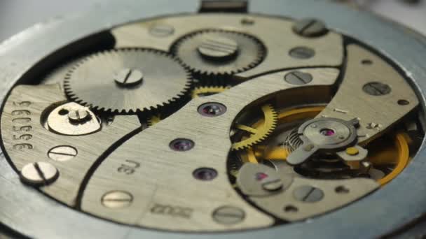 古い機械式時計のメカニズムをクローズ アップ — ストック動画
