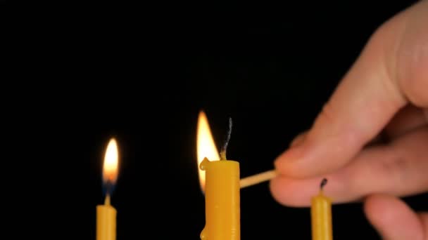 Hořící svíčka s černým pozadím. — Stock video