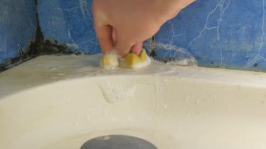 Küflü banyo sonunda duş kabin Temizleme.