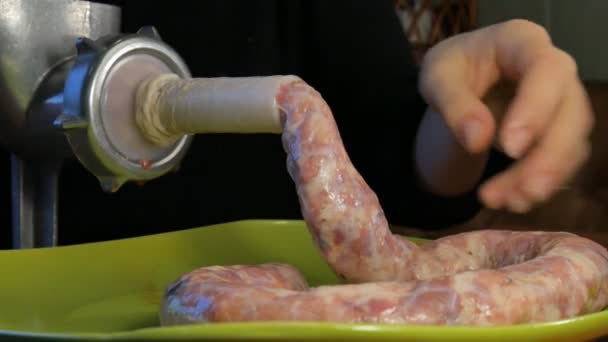 Producción casera de salchichas. Poner salchichas intestinales — Vídeos de Stock