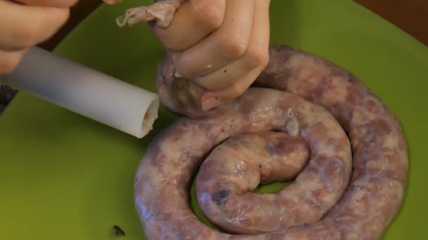 Produzione artigianale di salsicce. Mettere salsiccia intestinale — Video Stock