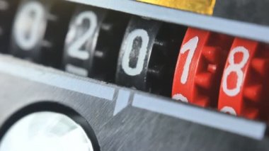 Yeni yıl 2019 sayaç numaraları. 2018 dijital geri sayım sayacı kümesi. Kamera hareketi.
