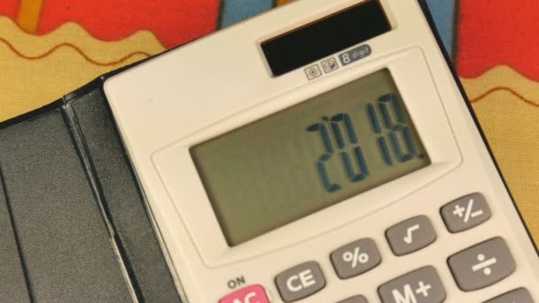 На дисплее калькулятора показаны материалы 2019 года. Новогодние счетчики. Калькулятор, отображающий 2019 год при черном светодиодном освещении — стоковое видео