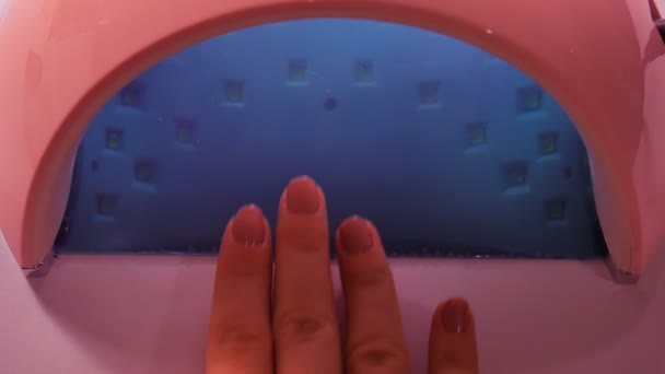 Proceso de manicura de pulido de gel de lámpara UV en condiciones domésticas . — Vídeos de Stock