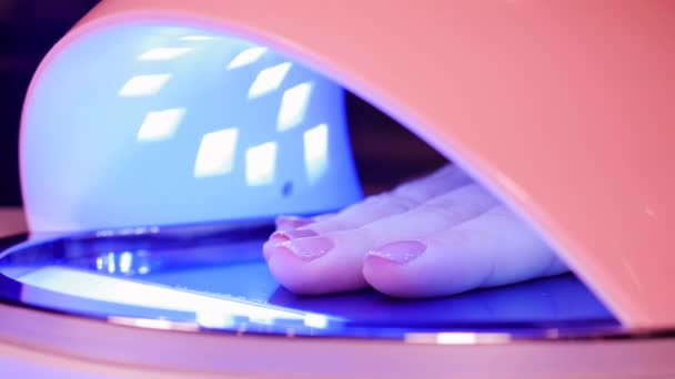 UV gel lâmpada polonês processo de manicure em condições de casa . — Vídeo de Stock