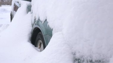 Kar, şiddetli kış fırtına altında kapalı araba. Kar altında bahçedeki araba.