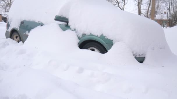 厳しい冬の嵐の下で 雪で覆われて 雪の中の庭で車 — ストック動画