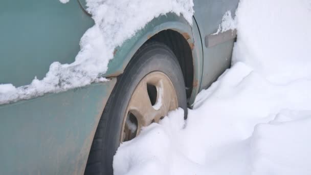 Samochód, pokryte śniegiem, w burzy ciężka zima. Samochody na podwórku pod śniegiem. — Wideo stockowe