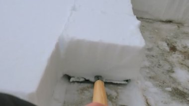 Adam yoldan kar kürekle. Kar kar kürekle sonra kar fırtınası kaldırım kaldırılıyor. Kar küpleri.