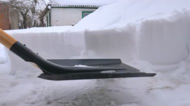 Adam yoldan kar kürekle. Kar kar kürekle sonra kar fırtınası kaldırım kaldırılıyor. Kar küpleri.
