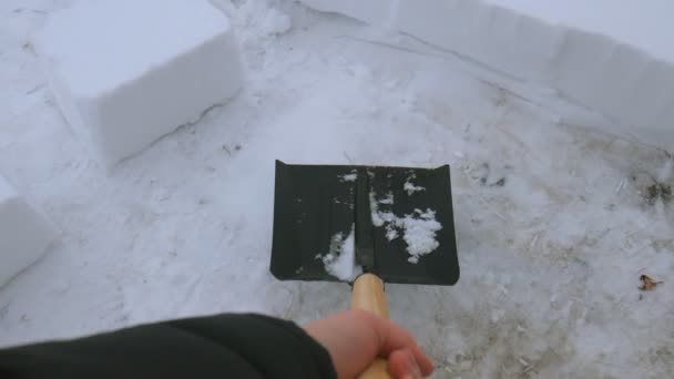 男はパスから雪かき。吹雪の後の歩道から、雪のシャベルで雪を削除します。雪キューブ. — ストック動画