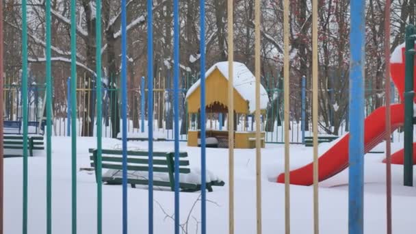 Parco giochi sulla neve dopo una forte nevicata in inverno. Sfondo invernale. Parco giochi per bambini nella neve pesante . — Video Stock