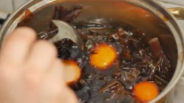 Paskalya 'da boyalı yumurta. Soğan içinde Paskalya yumurtası boyama.