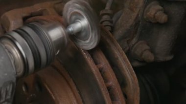 Erkek jant değiştirmeden önce pas fren elektrikli matkap kaliper temizler.