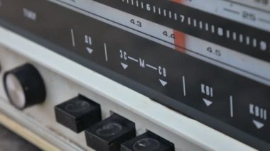 Radyo araması, istasyonları arıyorum. Eski radyo Ussr. Eski vintage radyo bir kadran çevirerek ayarlanıyor. Kadın eli