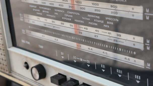 Rádiótárcsa, állomások keresése. A régi rádió Szovjetunió. Régi évjárat rádió hangolva elforgatásával a tárcsát. Womans kéz — Stock videók