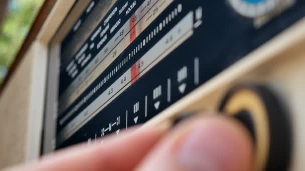 Radio Dial, zoeken naar stations. De oude radio USSR. Oude vintage radio wordt afgesteld door het draaien van een wijzerplaat. Mannelijke hand. — Stockvideo