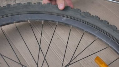 Bisikletçi veya mekanik Tamir lastiklerbisiklet. Ellerin ve bisiklet in yakın lastik lastiği.