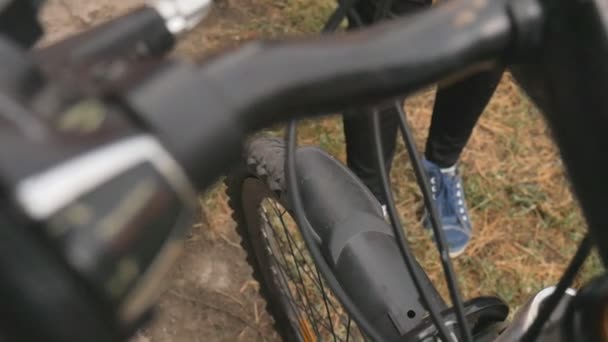 La chica rompió la rueda de la moto. Reparación de bicicletas. El ciclista está reparando la bicicleta. Agujero en la rueda . — Vídeos de Stock