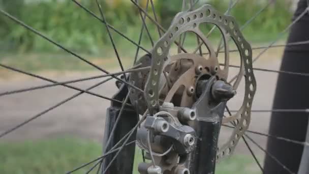 Het meisje brak het wiel van de fiets. Fiets reparatie. De fietser repareert de fiets. Gat in het wiel. — Stockvideo