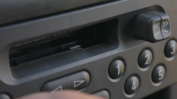 Man de cassette in de oude auto cassettespeler plaatsen. — Stockvideo