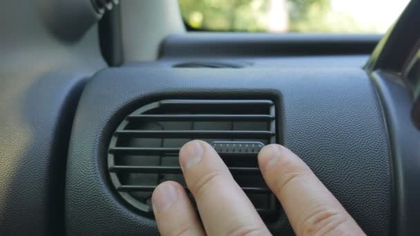 Close-up van de hand aan te passen luchtopeningen om de windrichting in de auto te veranderen. Te koele of te warme lucht toestand. — Stockvideo