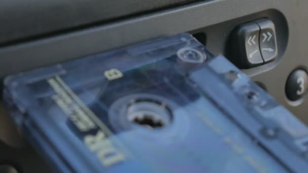 Чоловік вставляє касету в старий гравець в касету автомобіля . — стокове відео