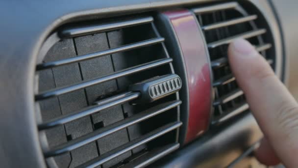 車内の風向きを変える手の調整通気口のクローズアップ。涼しすぎる、または暖かい空気状態. — ストック動画