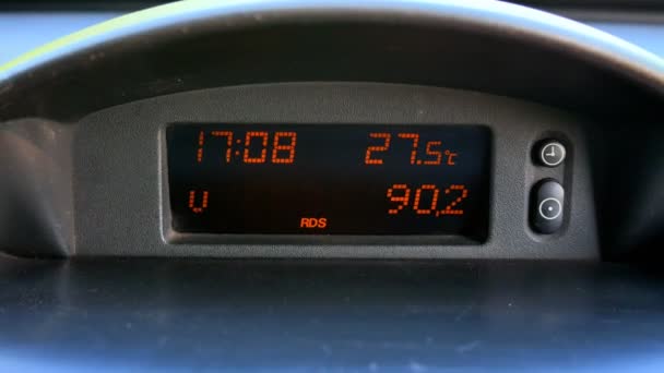 Viaje electrónico del coche, temperatura, reloj y casseta, cambiando la pantalla . — Vídeo de stock