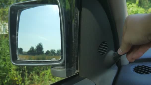 Ajuste manual dos espelhos laterais do carro. Ajustar os espelhos do carro antes de um passeio — Vídeo de Stock