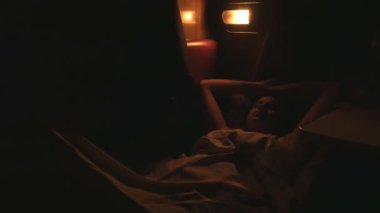 Kötü rüya kız trende uyuyor. Gece uluslararası gezi, karanlık açık havada ve birkaç ışık dışında görülen. Bir tren vagonunda çok karanlık.