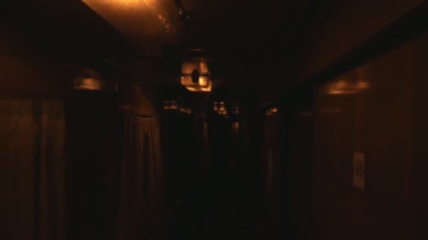 Muy oscuro en un vagón de tren. Interior de tren de estilo de vida interior, pasillo de vista en el coche compartimento de tren de noche en movimiento Ukrain . — Vídeos de Stock