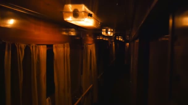 Sehr dunkel in einem Eisenbahnwaggon. Innenraum im Lifestylezug, Blick auf den Korridor im Waggon vom Nachtzug ukrain. — Stockvideo