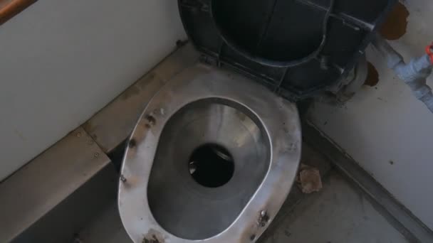 Aseo en el inodoro del tren, Drenaje de agua. Viejo baño en el tren. WC en el vagón de tren . — Vídeos de Stock