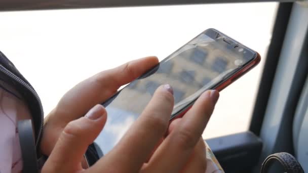 Mujer mano usando teléfono móvil montar autobús sentado cerca de la ventana. Pantalla del teléfono roto . — Vídeos de Stock