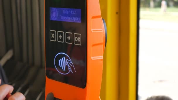 Afsluiten van het betalen via een telefoon met PayPass Reader op een automaat met Terminal. Ukraina Kiev. — Stockvideo