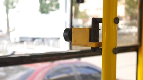 Oude buskaart verkoopsysteem. Close-up van betalen met een ticket automaat. — Stockvideo