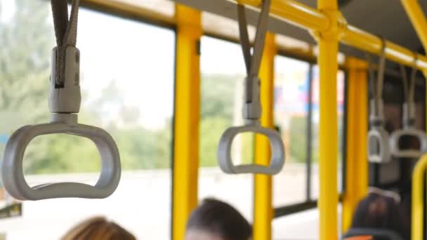 Gray en yllow hand grijpen in metro metro wagon of bus. — Stockvideo