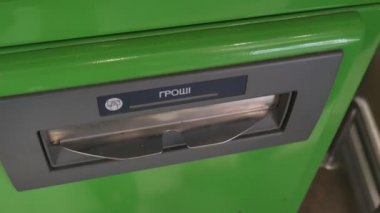 ATM 'den para alan kadın eli. Banknote 500 Hryvnia. İnsan yüzü olmadan