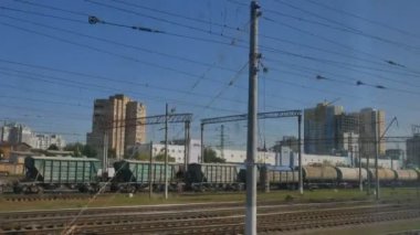 Kiev Ukrayna - 07 Temmuz 2019. Kiev tren istasyonunun platformunda Ukrayna Demiryolları. Kiev şehrinin penceresinden manzara.