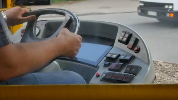 Kijów Ukraina - 07 lipca 2019. Zbliżenie kierowcy autobusu lub autokaru ręce na kierownicy i desce rozdzielczej podczas jazdy po ruchliwej ulicy miasta. — Wideo stockowe