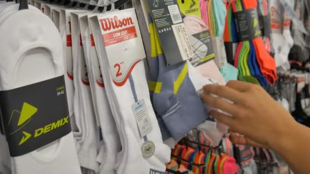 Киев Украина - 07 июля 2019 года. Крупный план Девушки выбирает носки в супермаркете. Шоппинг в магазине. Магазины в магазине или супермаркете — стоковое видео