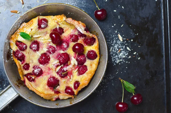 Cherry Dutch Baby Puff Немецкий Блин Винтажных Сковородках Темном Фоне — стоковое фото