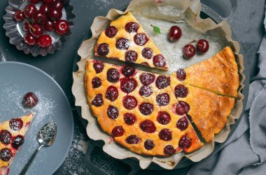 Süzme peynir kirazlı turta, ev yapımı vişneli tart