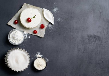 Süt ürünleri, un, şeker ve siyah arka plan, kopya alanı üzerinde kiraz